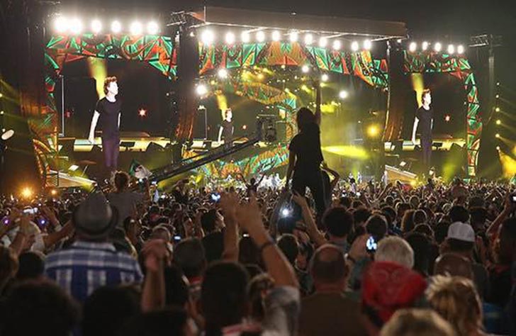 Multidão reunida na capital de Cuba, Havana, assiste ao show da banda liderada por Mick Jagger