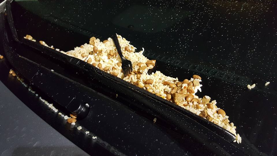 Parabrisa do carro com arroz e feijao jogado
