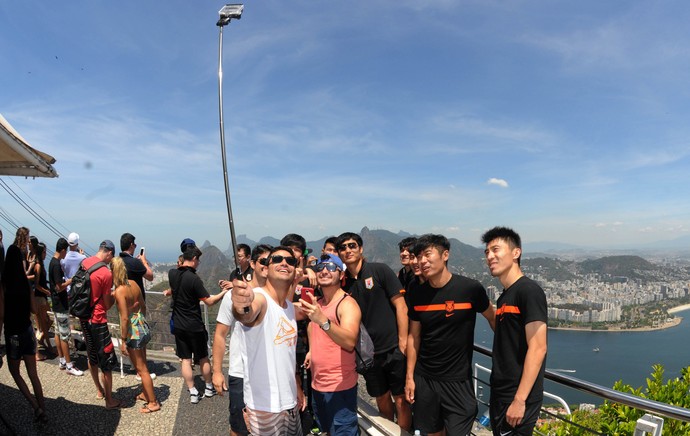 Turistas curtem a vista do Rio do alto do Pao de Acucar