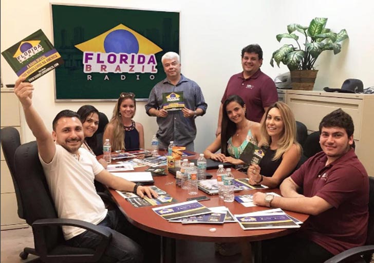 Wagner Baroni e a equipe da Radio Florida Brazil no estúdio em Miami