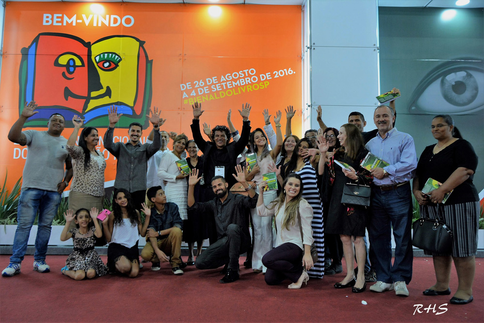 Visitantes da Bienal do Livro de SP e leitores celebram o lançamento da obra de Gilvan de Sergipe (Foto: Rosângela Herbert)