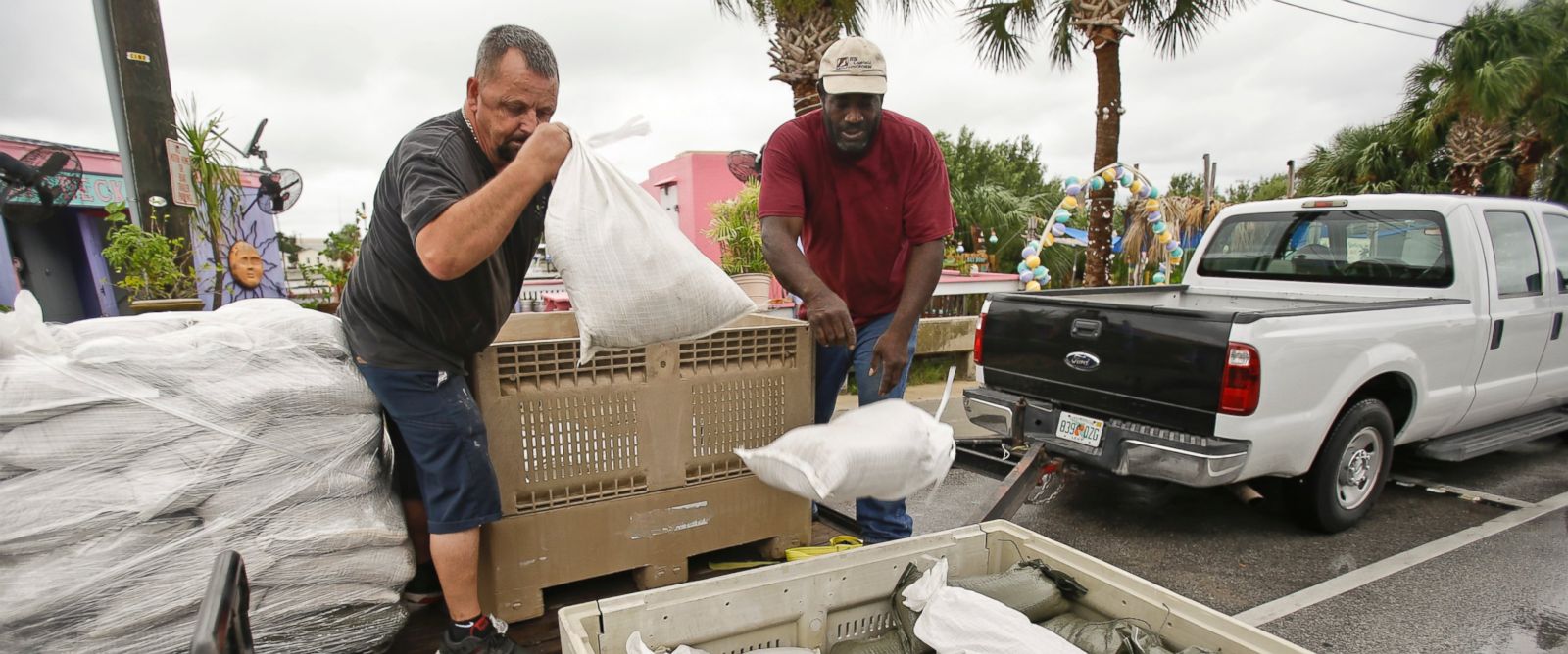 Moradores se preparam para o Hurricane Hermine
