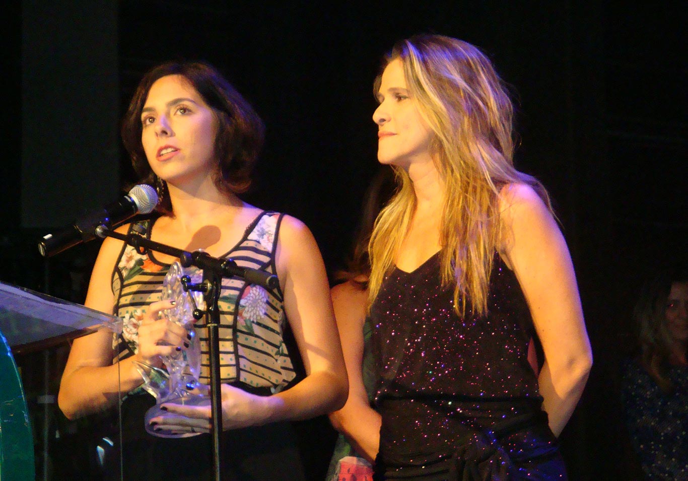 Ingrid Guimarães e a diretora Júlia Rezende recebendo a Lente de Cristal