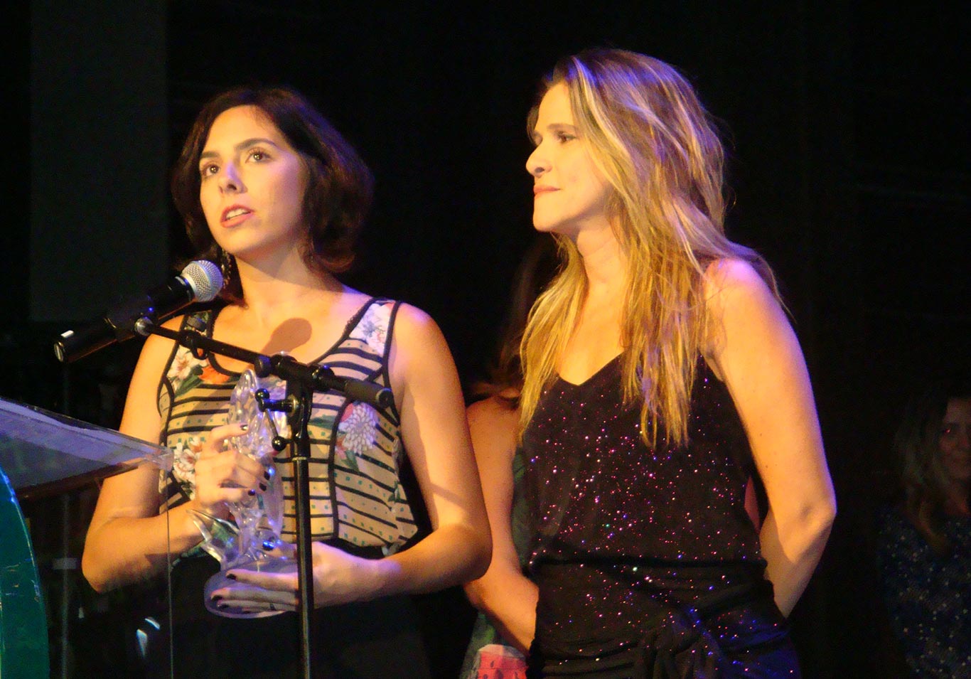 Ingrid Guimarães e a diretora Júlia Rezende recebendo a Lente de Cristal