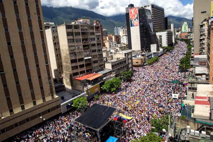 Milhares de venezuelanos foram para as ruas em Caracas protestar