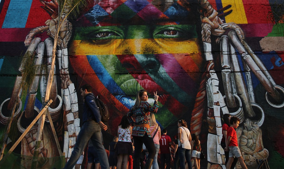 No Rio, gigantesco mural virou parada obrigatoria para fotos e selfies de turistas
