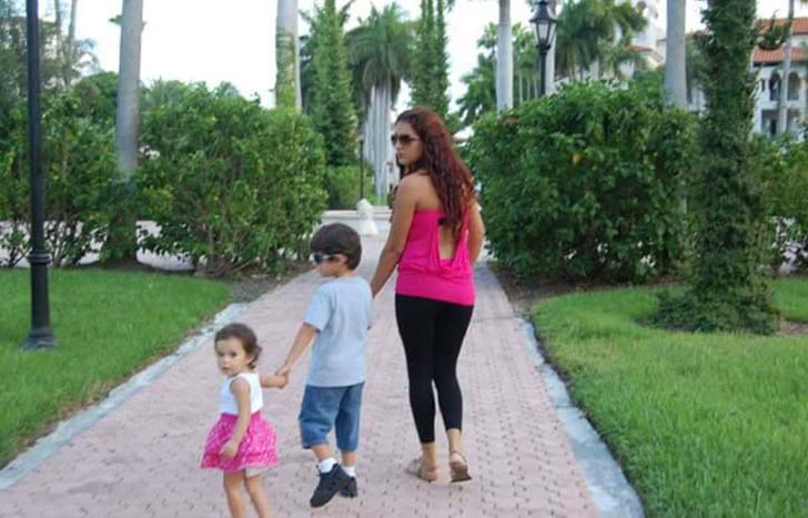 Priscila com os dois filhos pequenos enquanto ainda vivia na Flórida