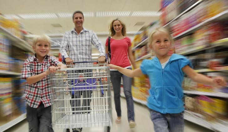 Família fazendo compras no supermercado