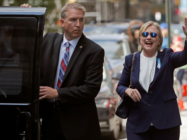 Hillary acena para eleitores ao sair da casa da filha no domingo 11