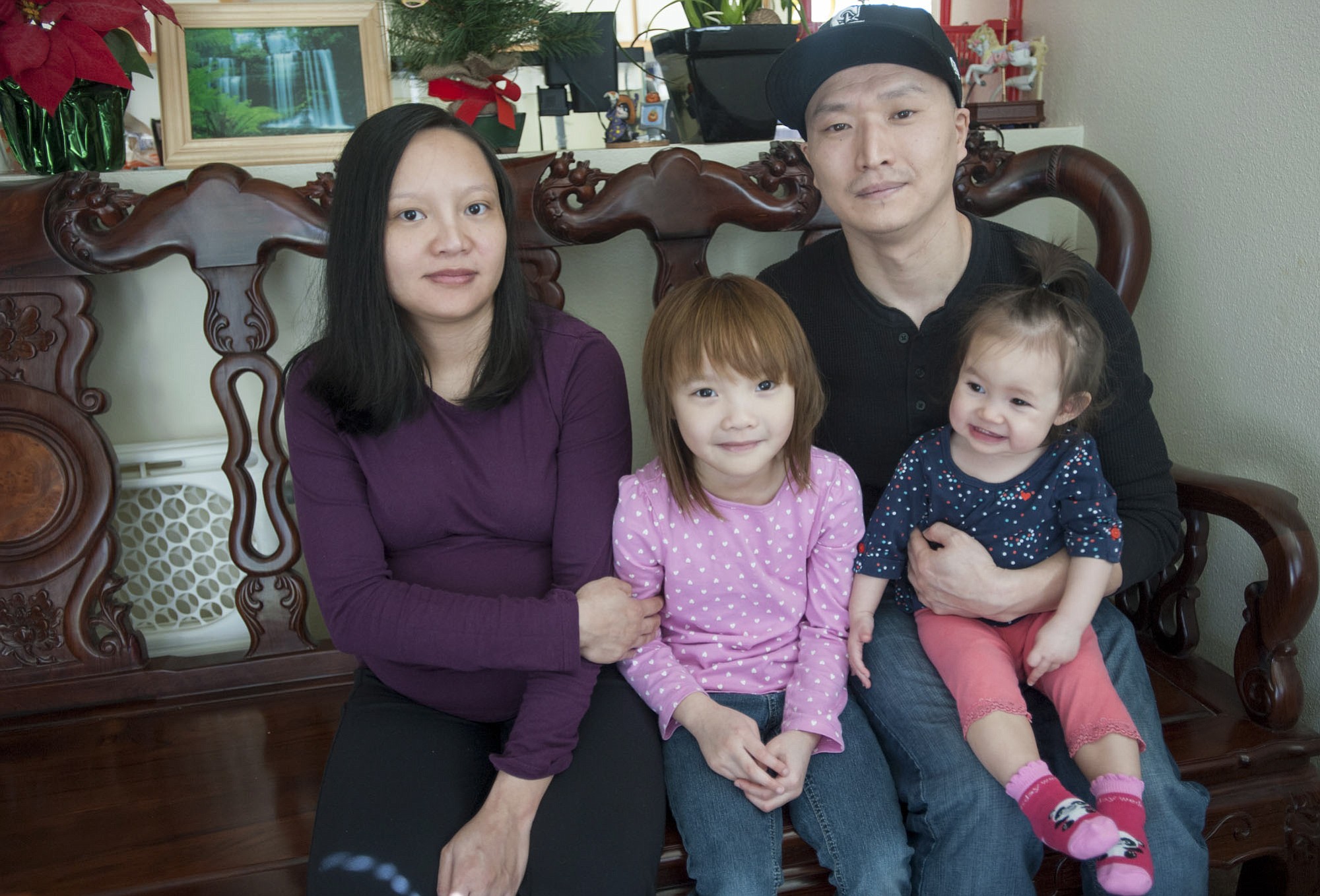 Sul-coreano com a esposa e duas filhas