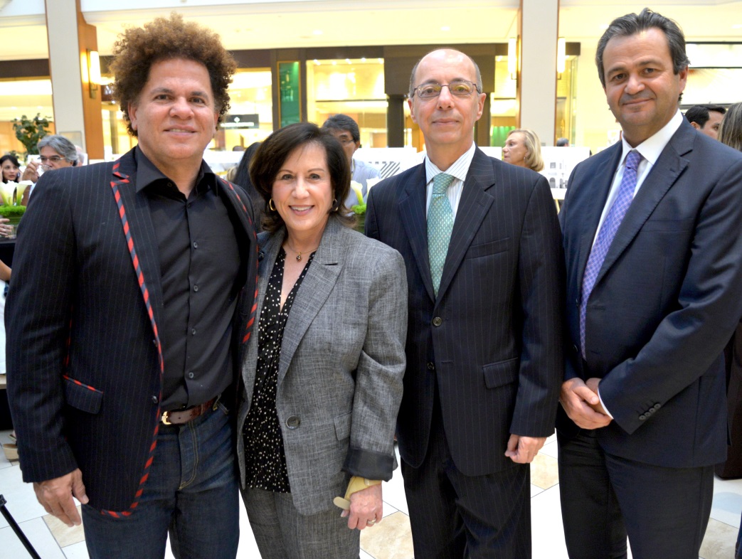 Romero Britto, a prefeita de Aventura, Enid Weisman, o Cônsul-Geral do Brasil em Miami, Embaixador Adalnio Senna Ganem, e o CEO do BB Americas, Cassio Segura