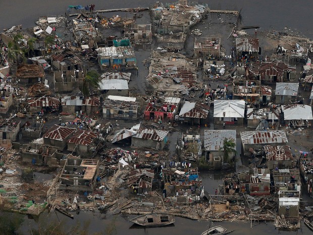 Mais de 800 pessoas morreram com a passagem do furacão Matthew