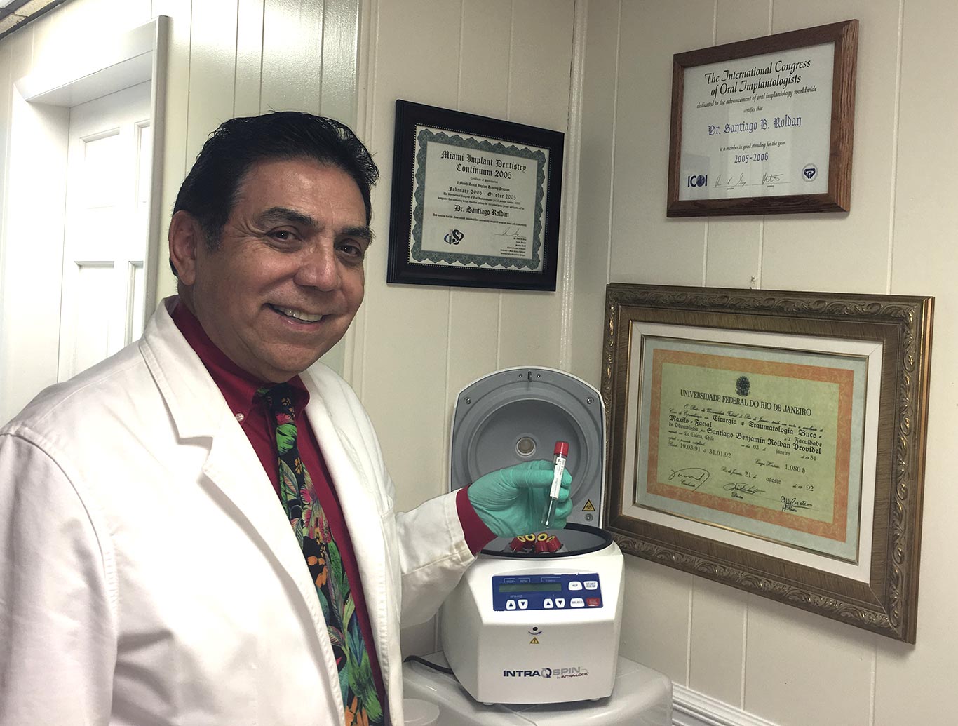 O dentista Santiago Roldan mostra a máquina em que o sangue é separado