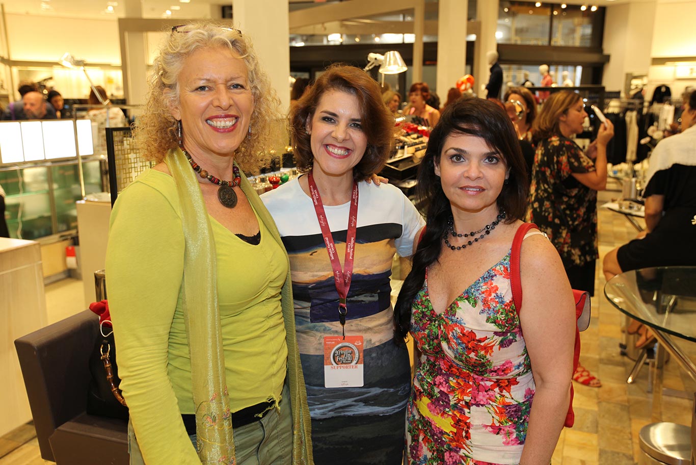 Patricia Herbas entre Joanne Butcher e Claudia Pedrozo