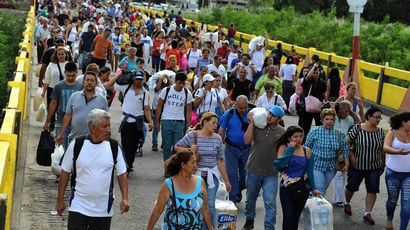Venezuelanos entram pela fronteira com Brasil atrás de comida e remédio