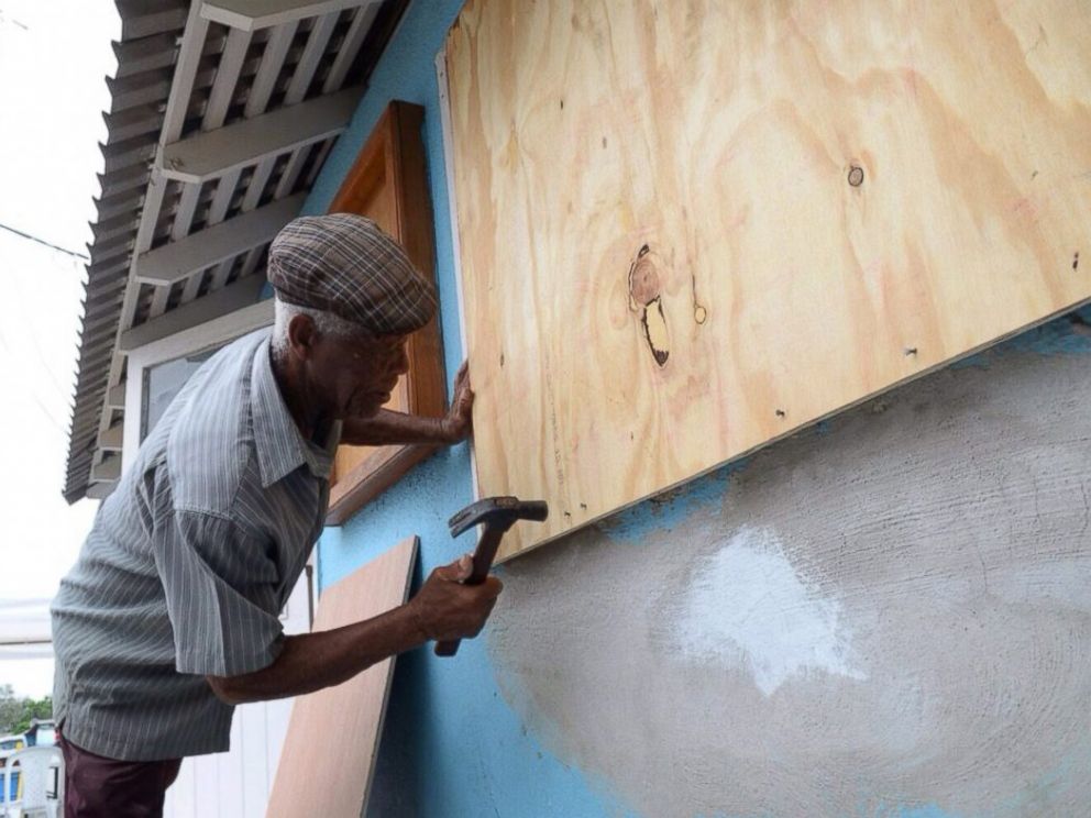 Morador de Kingston, na Jamaica se preparam para o hurricane Matthew
