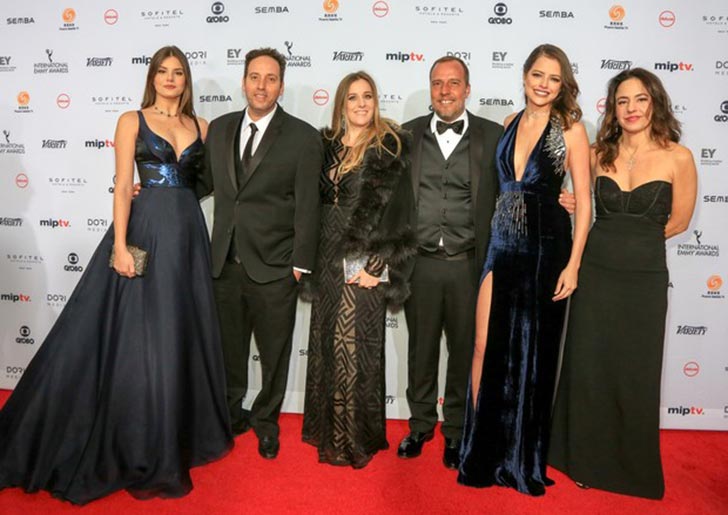 Elenco de Verdades Secretas no tapete vermelho do Emmy (Foto: Luiz C. Ribeiro)