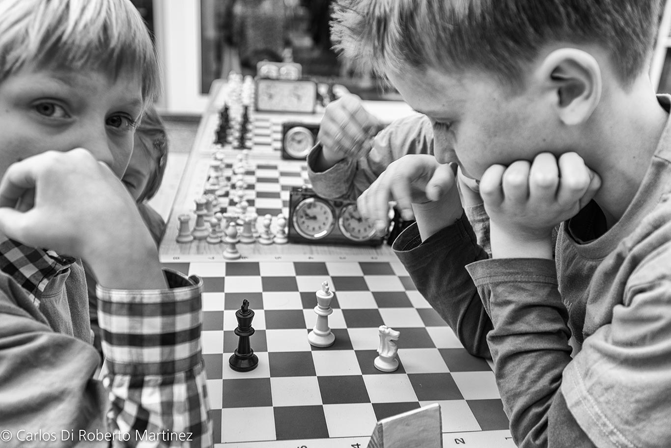 Meninos participando no Torneio de Xadrez, Dresden, Alemanha