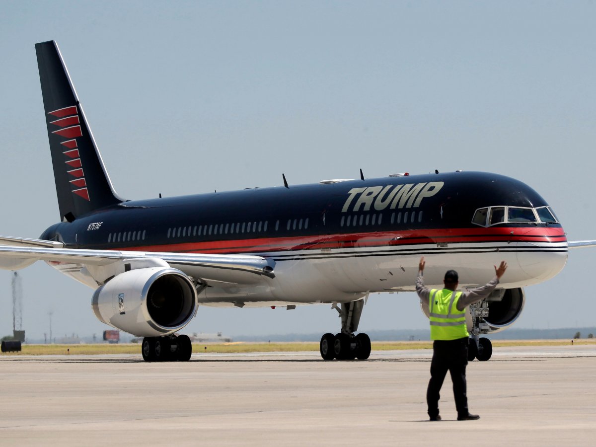 Avião de Trump chega a Washington