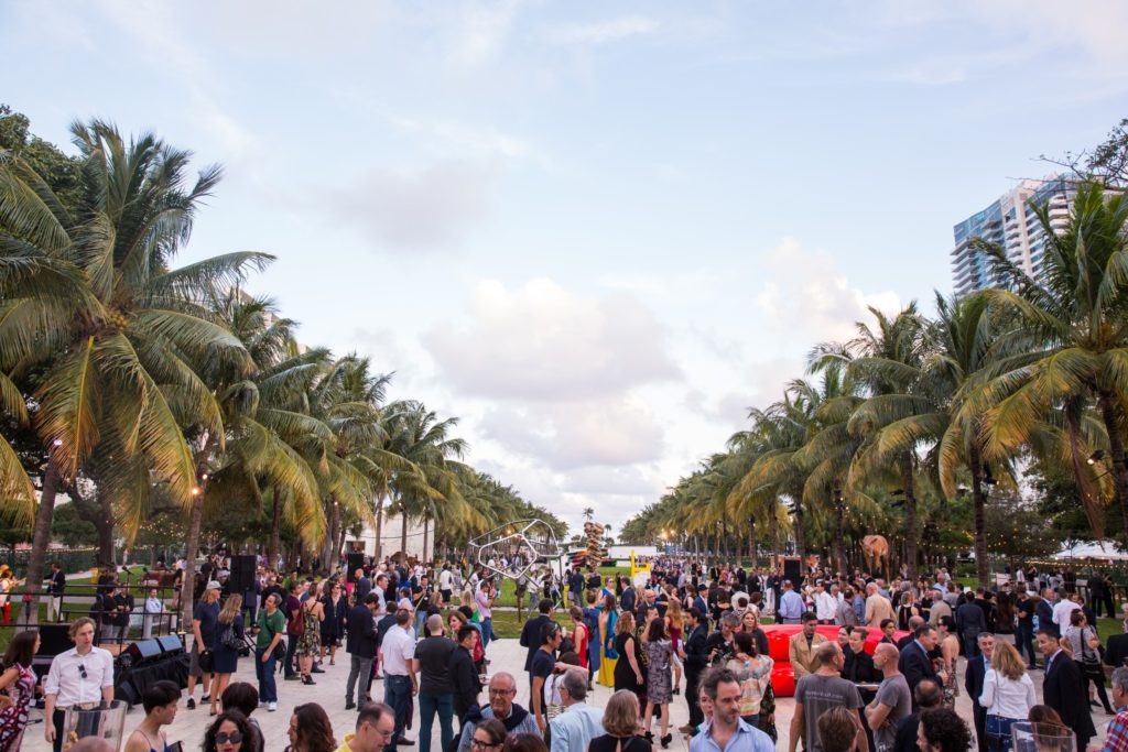 Art Basel reúne 75 mil pessoas em Miami Beach