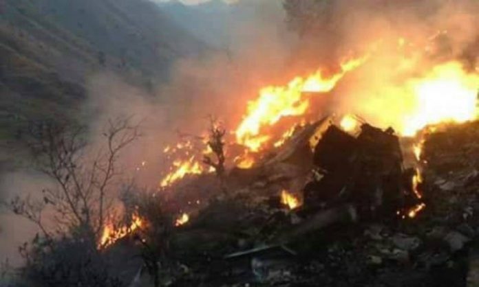 Avião caiu em região montanhosa e pegou fogo