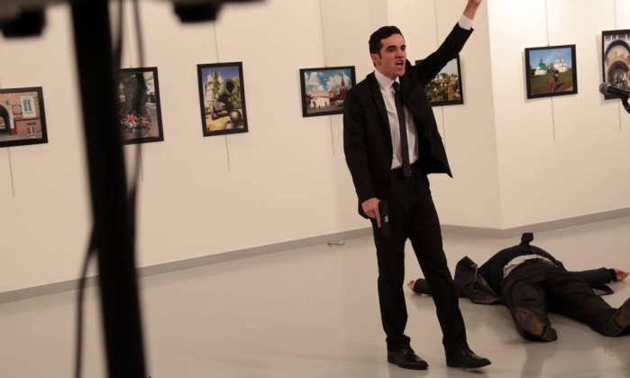 Atirador matou o embaixador da Rússia na Turquia FOTO Burhan Ozbilici / AP