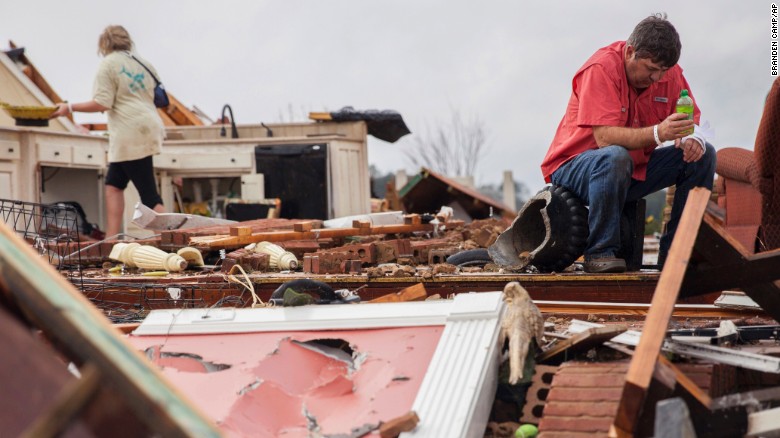 Tornados causaram estragos e causaram mortes no Sudeste do EUA
