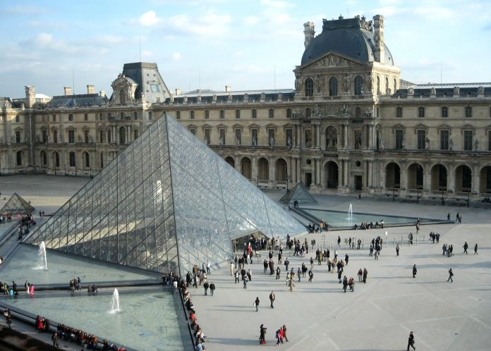 Incidente ocorreu próximo ao famoso Museu do Louvre
