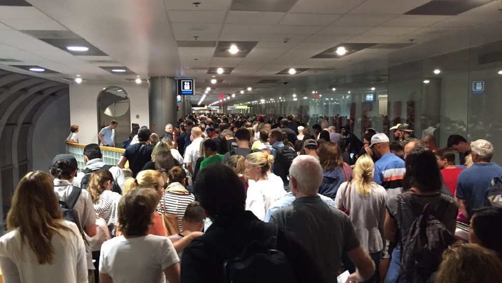 Passageiros de voos internacionais viveram um pesadelo no início da noite de ontem nos aeroportos