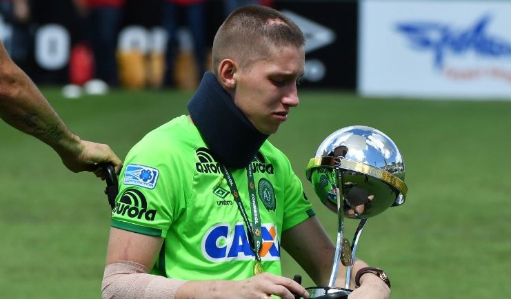 Jackson Follmann recebeu o troféu da Copa Sulamericana