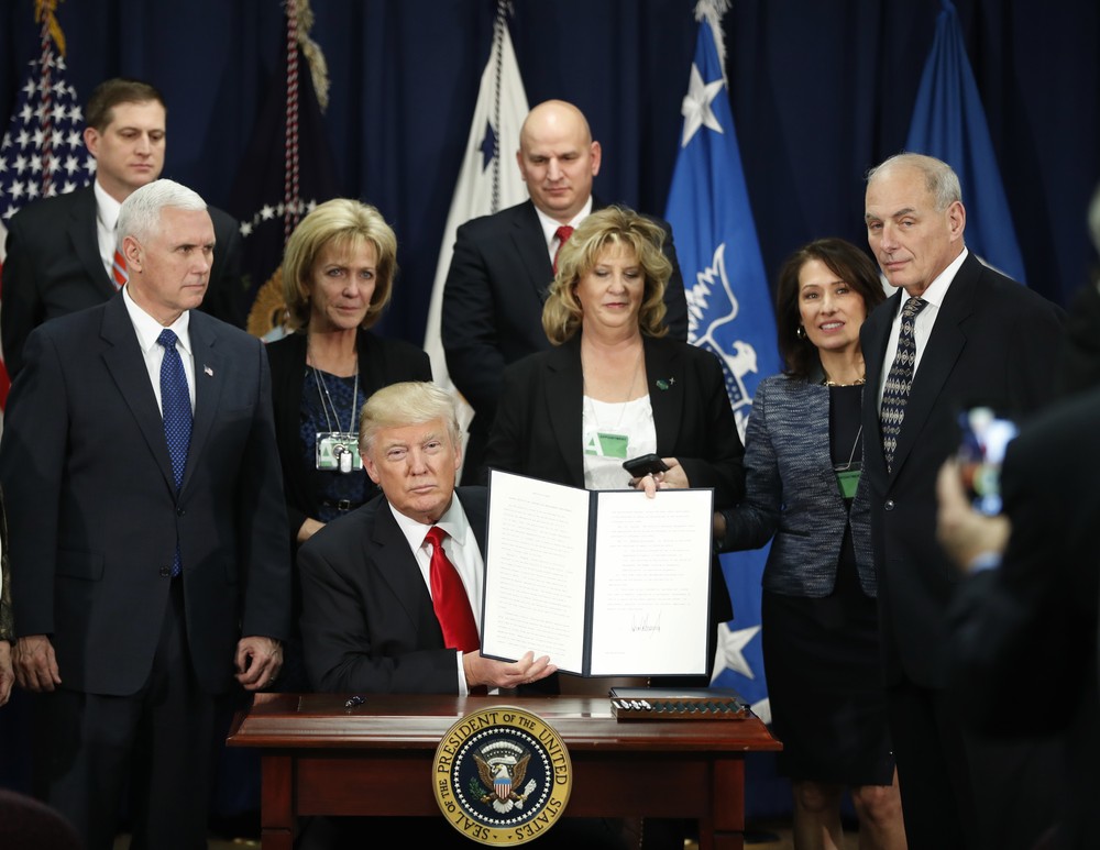 Trump assina ordem executiva para construção do muro