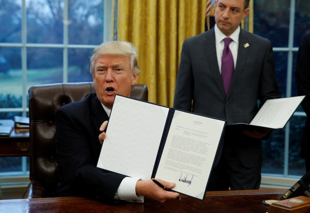 Trump exibe documento que retira EUA do TPP