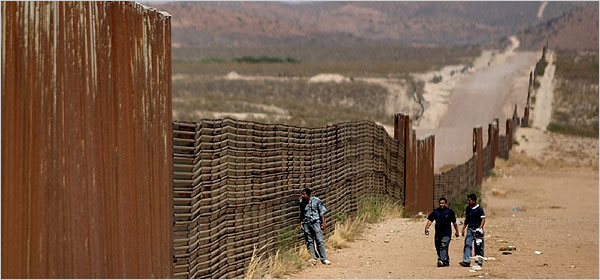 Número de imigrantes tentando atravessar a fronteira caiu 40%