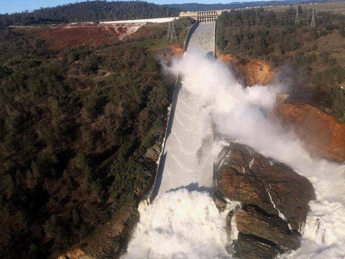 Barragem de Oroville corre risco de colapso na Califórnia
