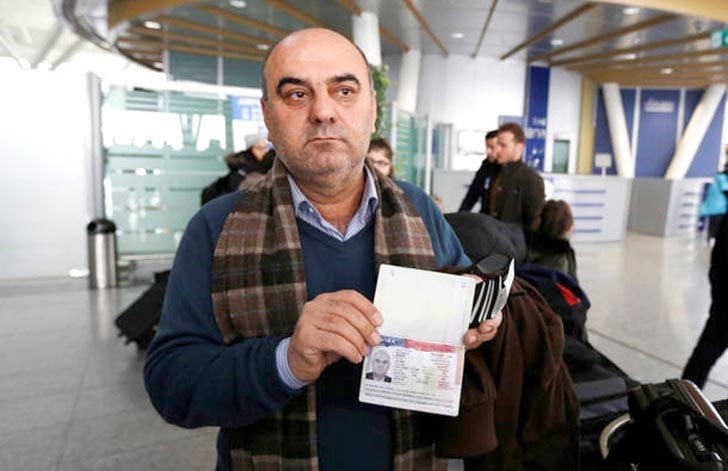 Fuad Sharef exibe o visto americano válido em seu passaporte