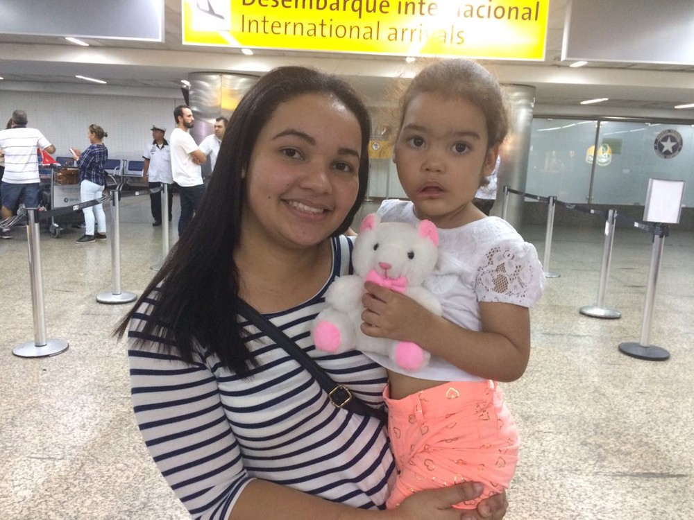 Melyssa e sua mãe ao chegar a São Paulo Foto Gabriela Gonçalves G1