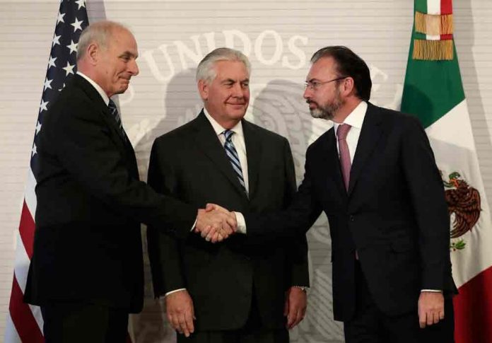 O secretário de segurança nacional os EUA, John Kelly (esq) aperta a mão do ministro de relações exteriores do México, Luis Videgaray