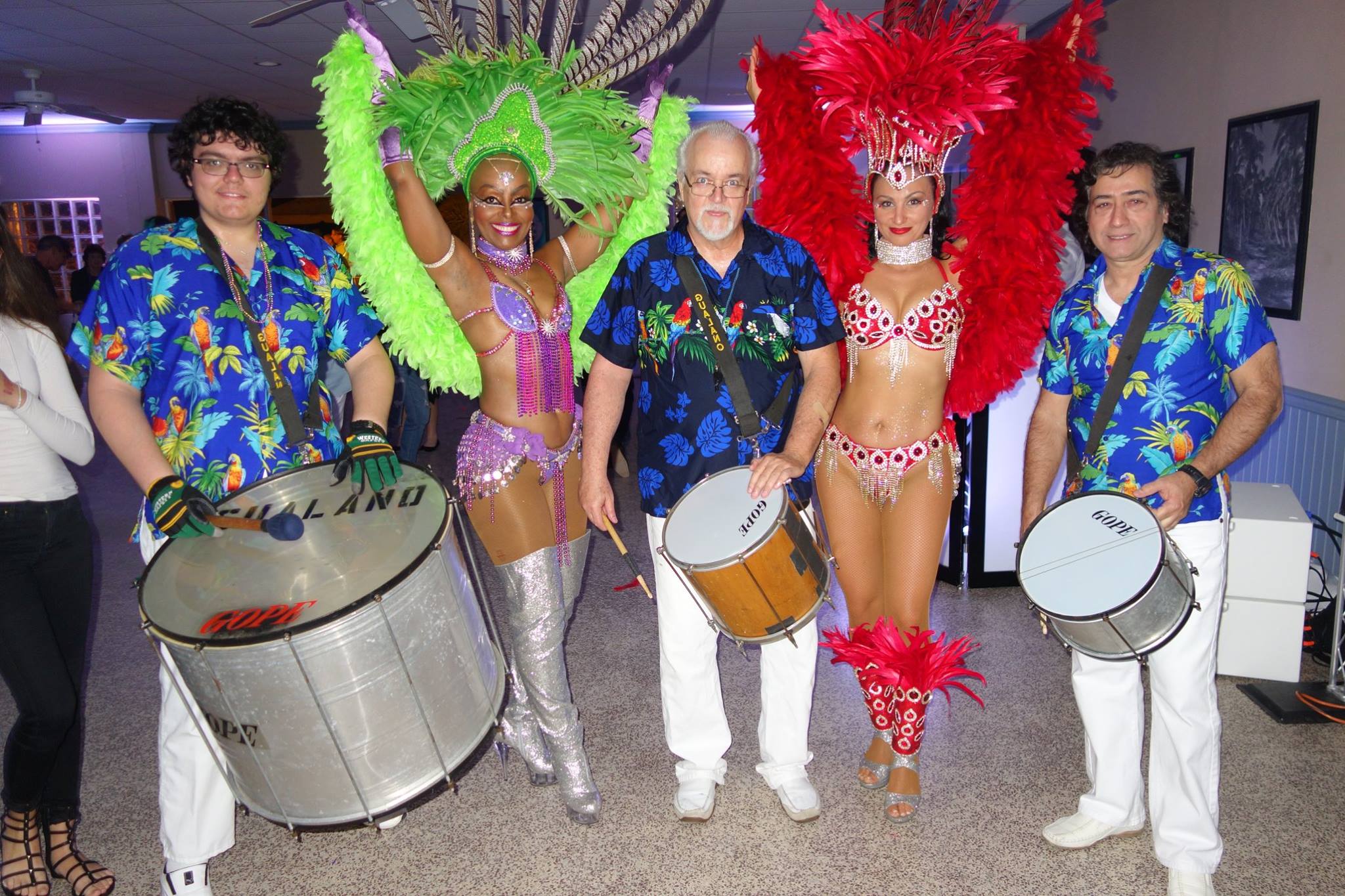 Paulo Gualano, as mulatas e a bateria 'Unidos de Miami' se apresentam no domingo 26 no Viva Brazil