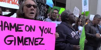 Manifestantes protestam contra o prefeito de Miami
