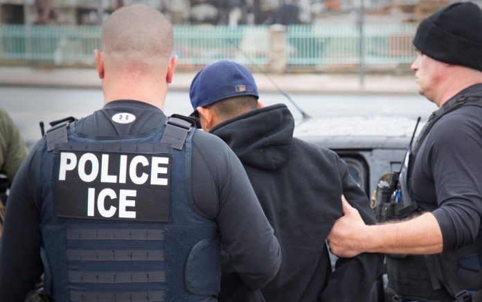 Agentes do ICE prenderam 160 pessoas na Califórnia