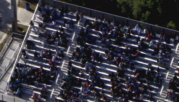 Alunos foram encaminhados para o estádio da escola