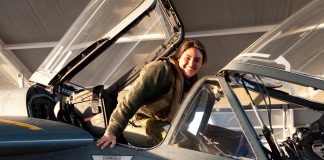 Piloto filha de brasileiros, Karen Rubin Santos, é hoje instrutora da Base da Força Aérea dos EUA em Columbia, no Mississipi