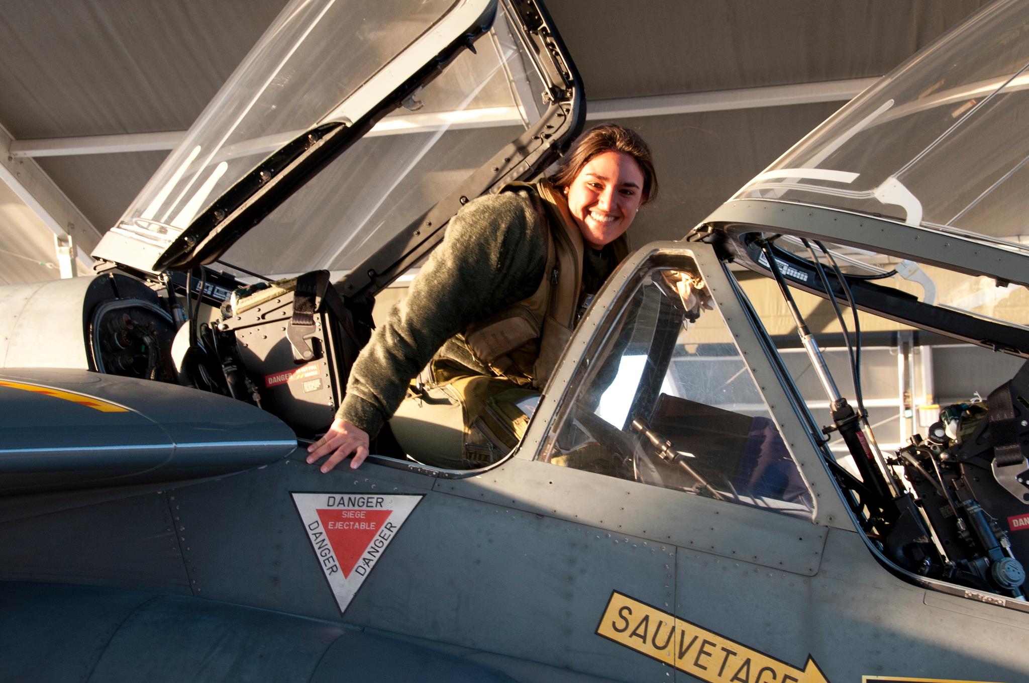 Piloto filha de brasileiros, Karen Rubin Santos, é hoje instrutora da Base da Força Aérea dos EUA em Columbia, no Mississipi