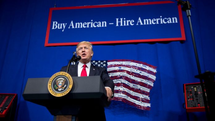 Donald Trump, discursa durante visita à sede da empresa Snap-On Inc, em Kenosha, Wisconsin, na terça (18) FOTO REUTERS