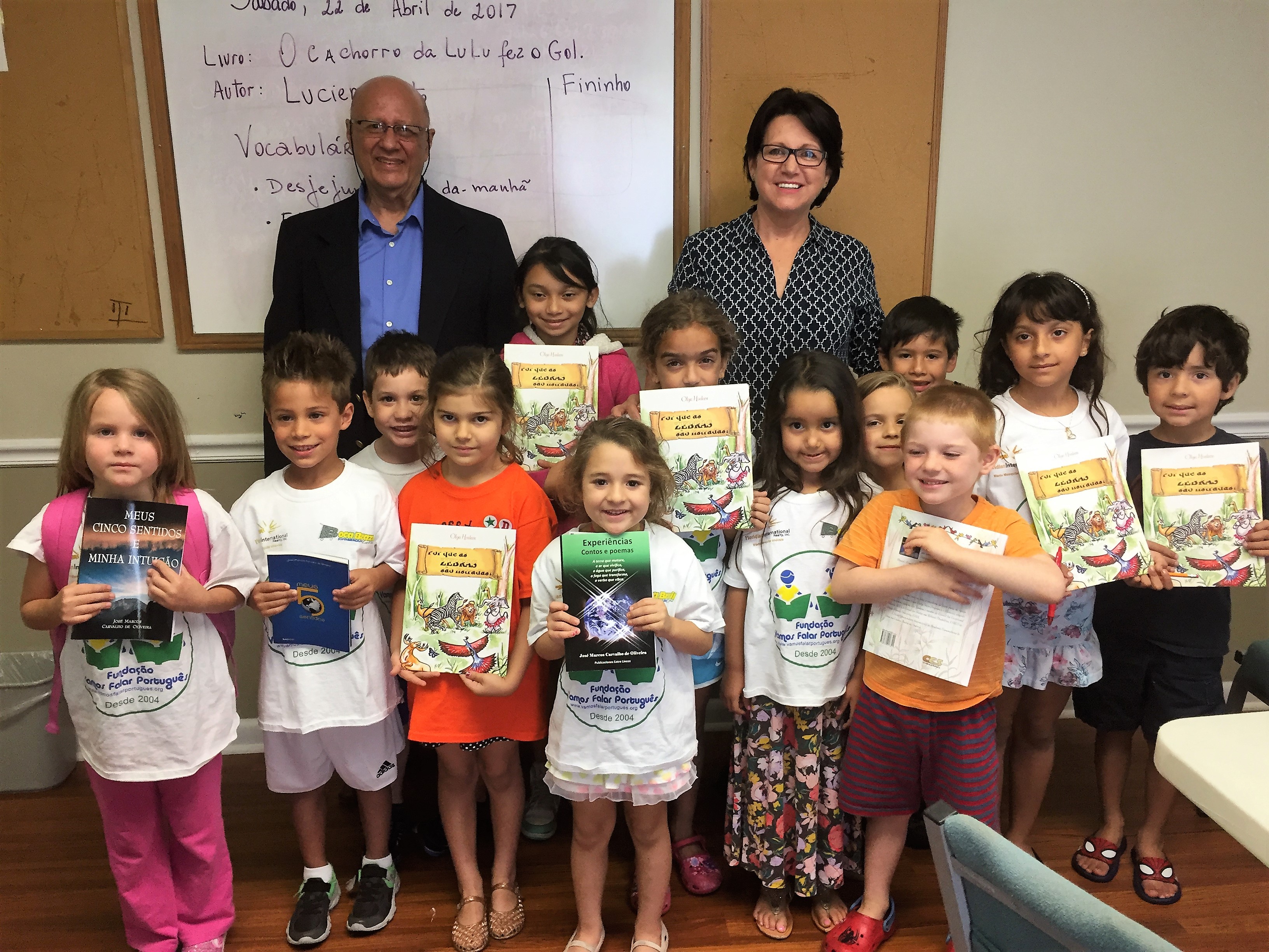 Alunos da Fundação Vamos Falar Português na Feira do Livro de Boca Raton