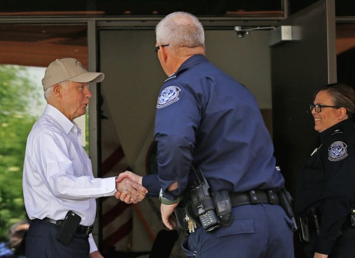 Jeff Sessions, procurador-geral dos EUA, cumprimenta agentes da fronteira dos EUA com o México nesta terça-feira (11) em visita em Nogales, Arizona FOTO AP