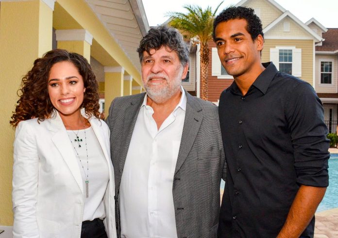 Summerville Fashion Day - Capa José Roberto Vasconcelos, pres. do Summerville Resort, entre os atores globais Roberta Almeida e Marcelo Melo