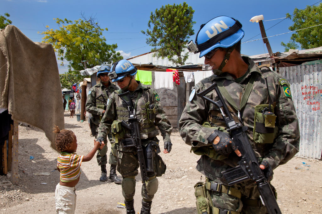 Soldados brasileiros patrulham as ruas de Bel Air, em Port-au-Prince, Haiti