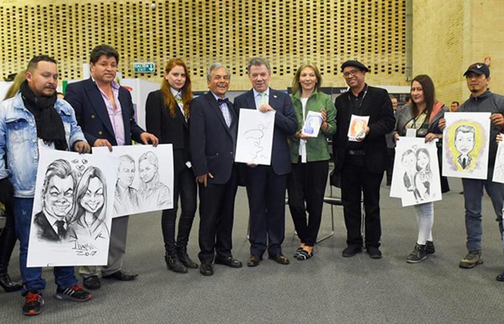 Cartunista Jorge Grosso do lado esquerdo do presidente da Colômbia