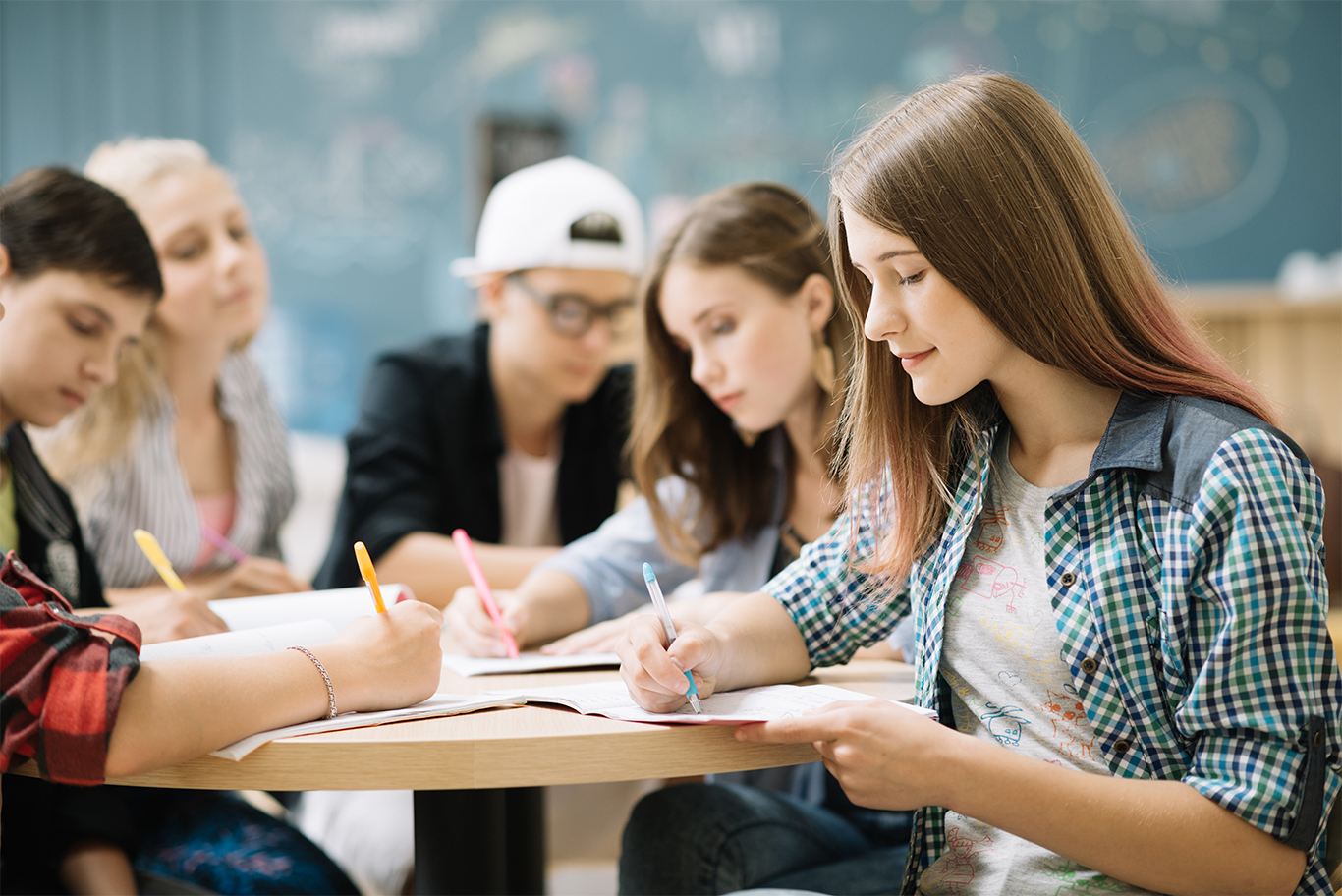 Pais podem enviar seus filhos para um ano em uma High School pública americana e economizar cerca de 40% do valor do investimento na educação dos filhos (Foto: Freepik)